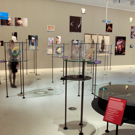 Expoziție de bijuterii contemporane la Muzeul de Design din Londra