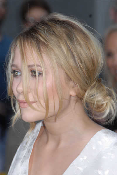 mary-kate-olsen-blonde-knotted-messy-hairstyle