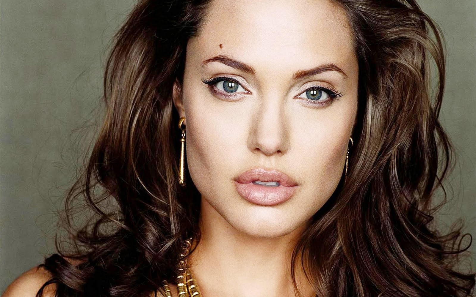 LA MULȚI ANI, Angelina Jolie!