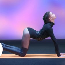 Lecție sexy de yoga cu Lily McMenamy