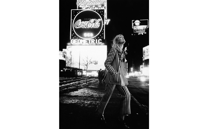 Nico, 1965. 'Aici a fost vorba de o poveste de modă în alb și negru pentru revista New York. Am tras cadrele noaptea aproape de Time Squares.' 