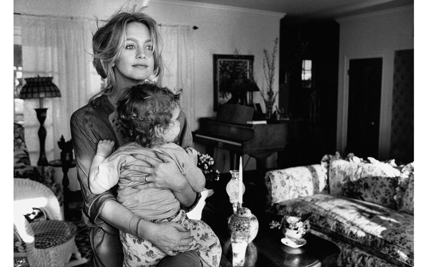 Goldie Hawn cu fiul Oliver, 1978. 'Am colaborat mult cu Goldie, dar fotografia asta este preferata mea. Are ceva din calitatea ei minunată pe care o adoră toată lumea.' 