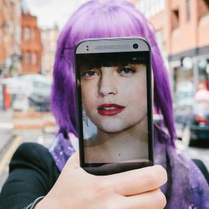 Selfie-ul: între narcisism și stimă de sine