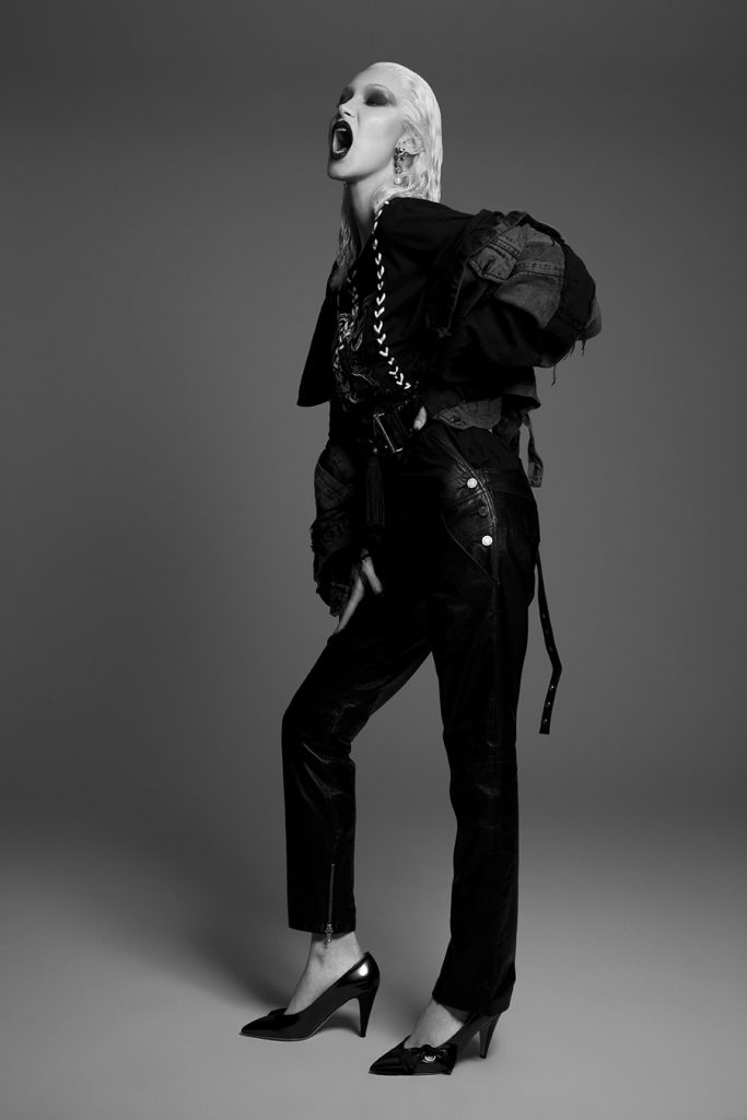 bella hadid a pozat pentru paper magazine