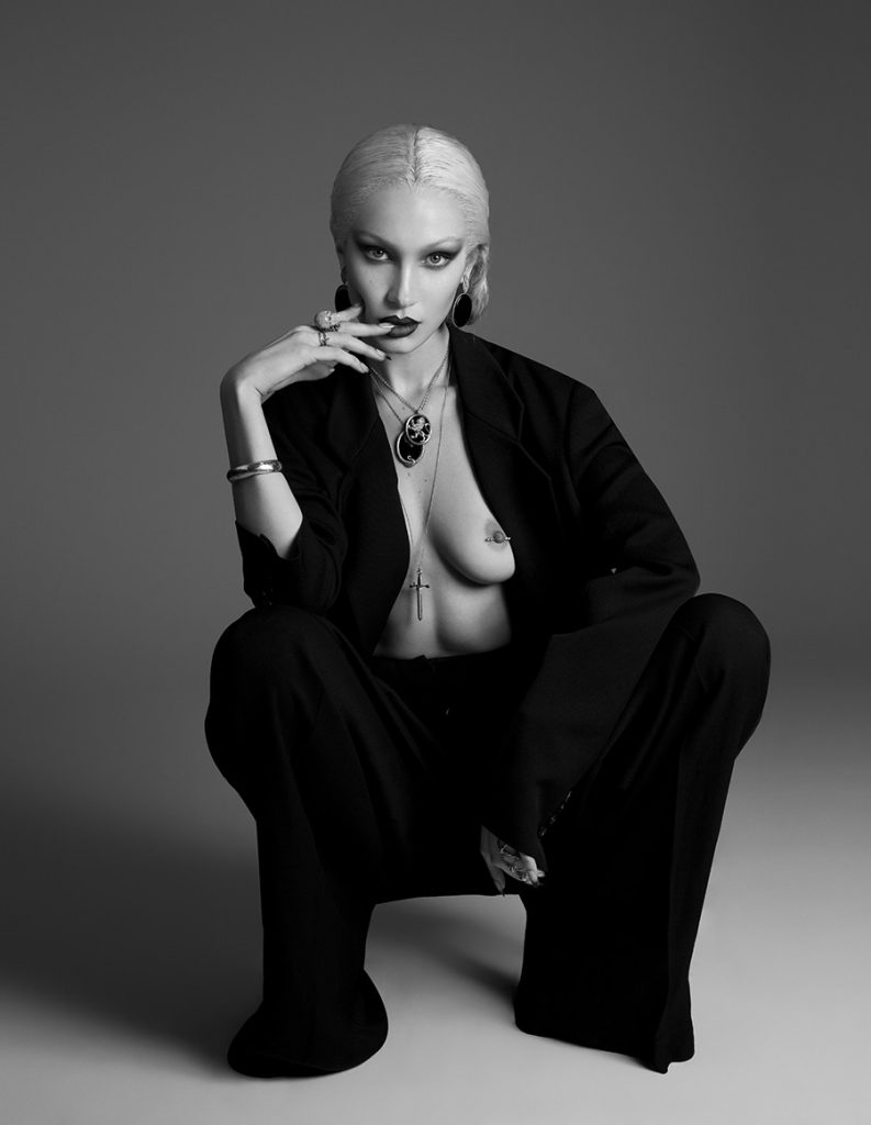 bella hadid a pozat pentru paper magazine