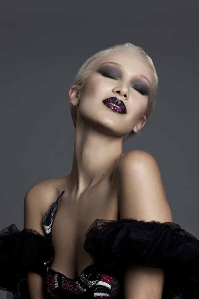 bella hadid a pozat pentru paper magazine