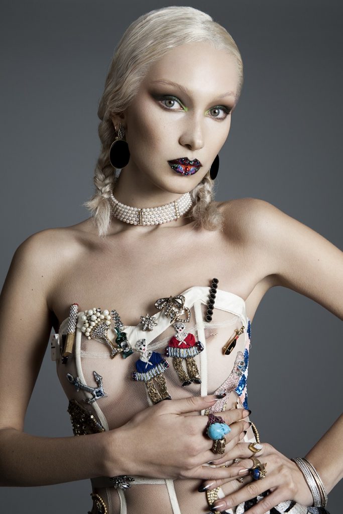 bella hadid a pozat pentru paper magazine