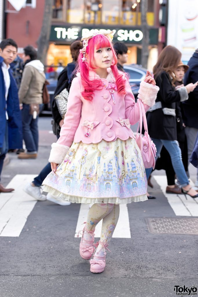 Lolita fashion este o subcultură a Japoniei