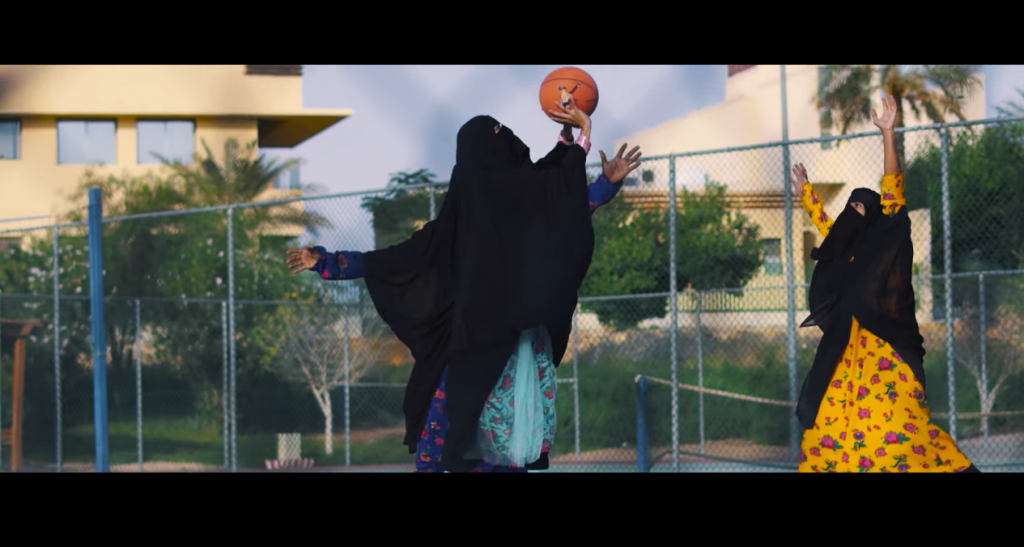 Videoclip muzical cu femei din Arabia Saudita pe skateboard devine viral