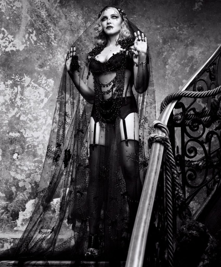 madonna a pozat pentru editia aniversala harpers bazaar