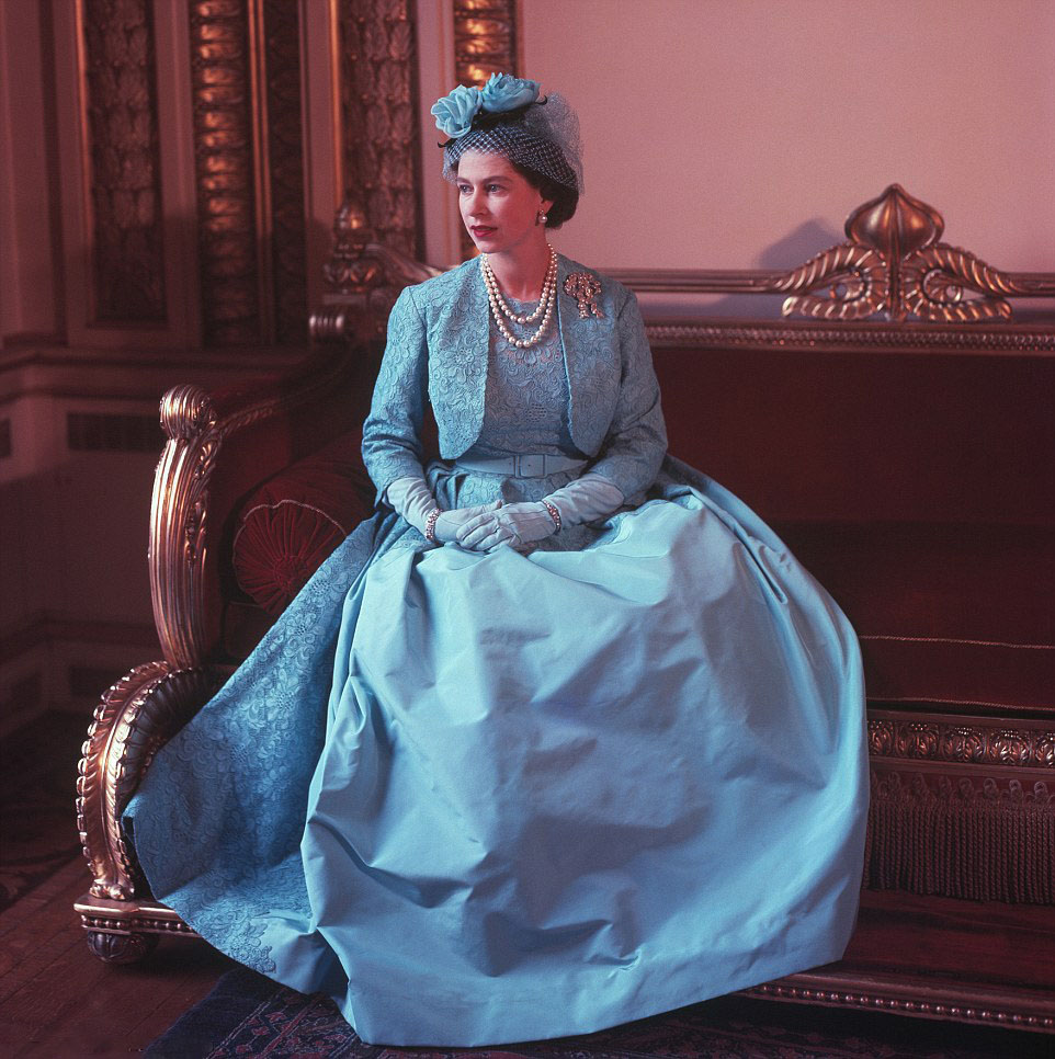 Regina Elisabeta a II-a by Cecil Beaton.