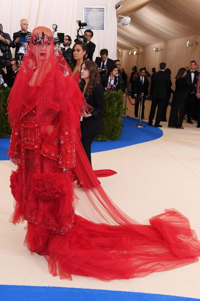 AVANGARDĂ pe covorul roșu al balului MET GALA 2017