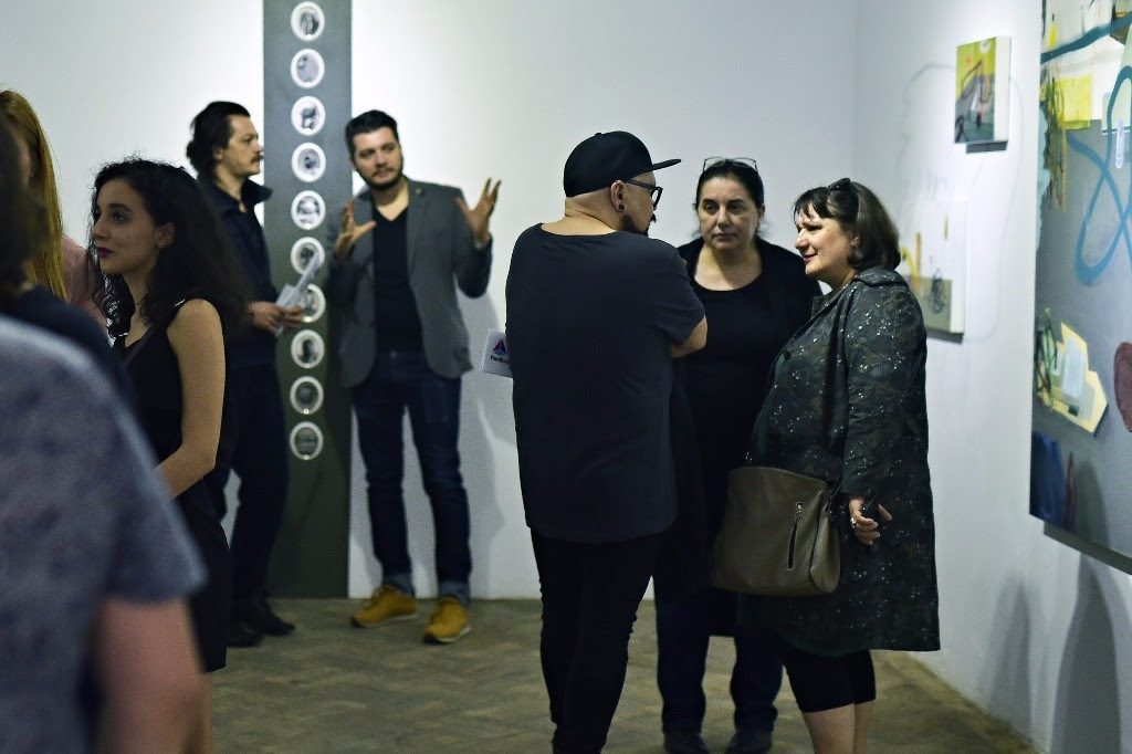Peste 3.000 de persoane, bucureșteni, dar și colecționari sosiți din țară ori din străinătate, au participat, joi seară, 18 mai 2017, la avanpremiera celei de-a patra ediţii Art Safari, cea mai mare expoziţie de artă din ţară, desfășurată în acest an în Galeriile Kretzulescu (Calea Victoriei 45).