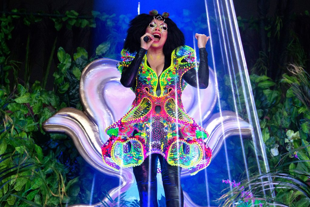 Björk a purtat pe scenă o rochie semnată de designerul român LANA și arhitectul VLAD TENU