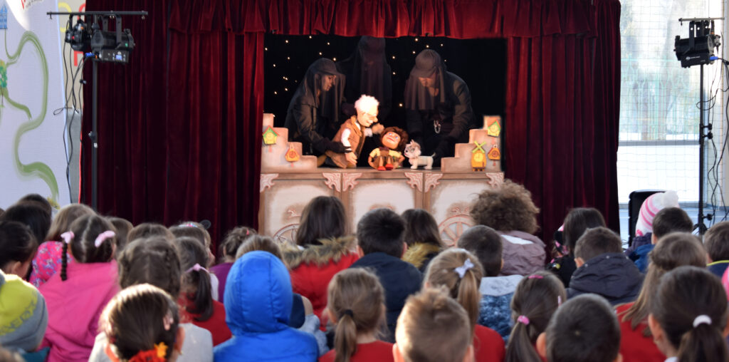 „PINOCCHIO MERGE LA ŞCOALĂ” – SPECTACOLE DE TEATRU DE PĂPUȘI DESPRE IMPORTANŢA EDUCAŢIEI ȘI PREVENIREA ABANDONULUI ȘCOLAR