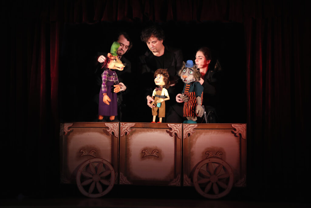 „PINOCCHIO MERGE LA ŞCOALĂ” – SPECTACOLE DE TEATRU DE PĂPUȘI DESPRE IMPORTANŢA EDUCAŢIEI ȘI PREVENIREA ABANDONULUI ȘCOLAR